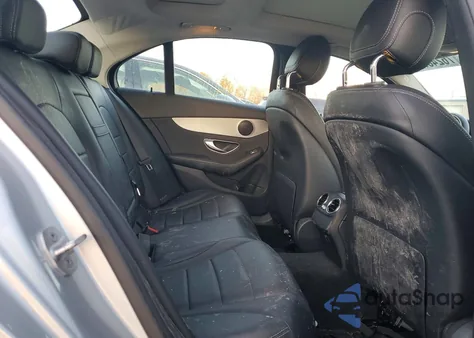 2016 Mercedes-Benz C 300 z USA, uszkodzony, nr VIN 55SWF4JB4GU143320